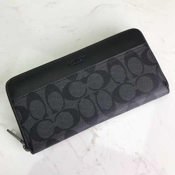 コーチ財布着用イメージ